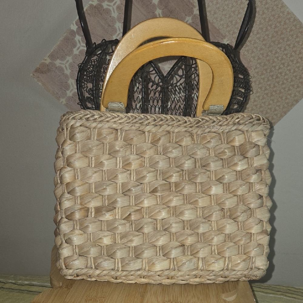 Elegant Tan Woven Handbag with Wooden Handles
